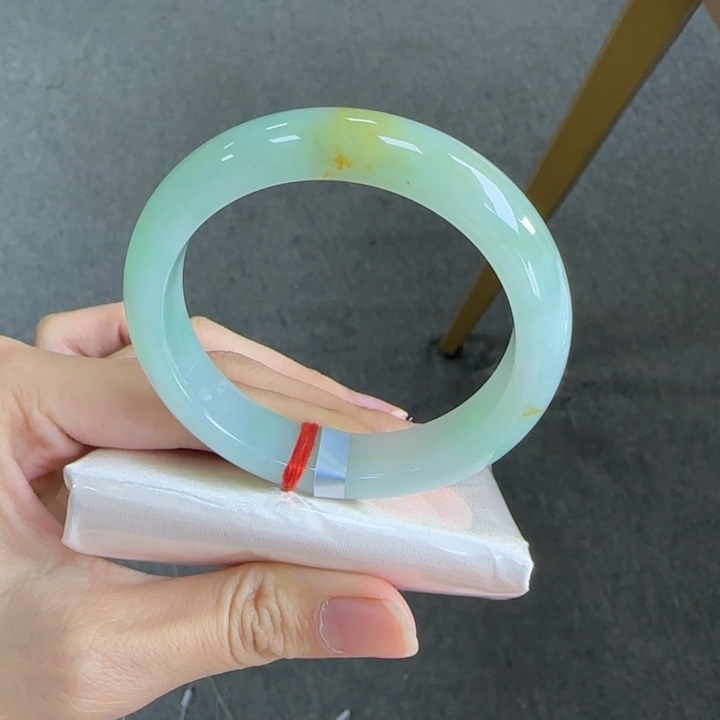 未镶嵌手镯翡翠晴绿底洒金-53圈