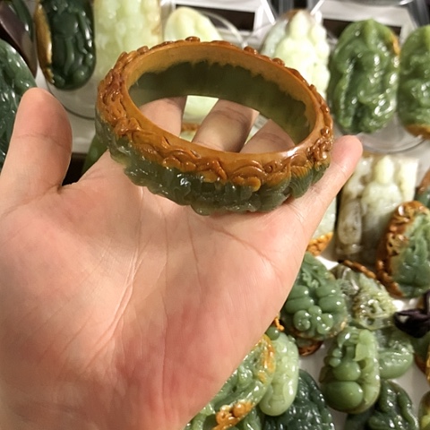 岫岩河磨玉（透闪石质玉）手镯未镶嵌