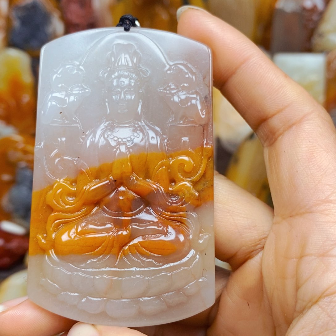 石英质玉（黄龙玉）颈饰未镶嵌