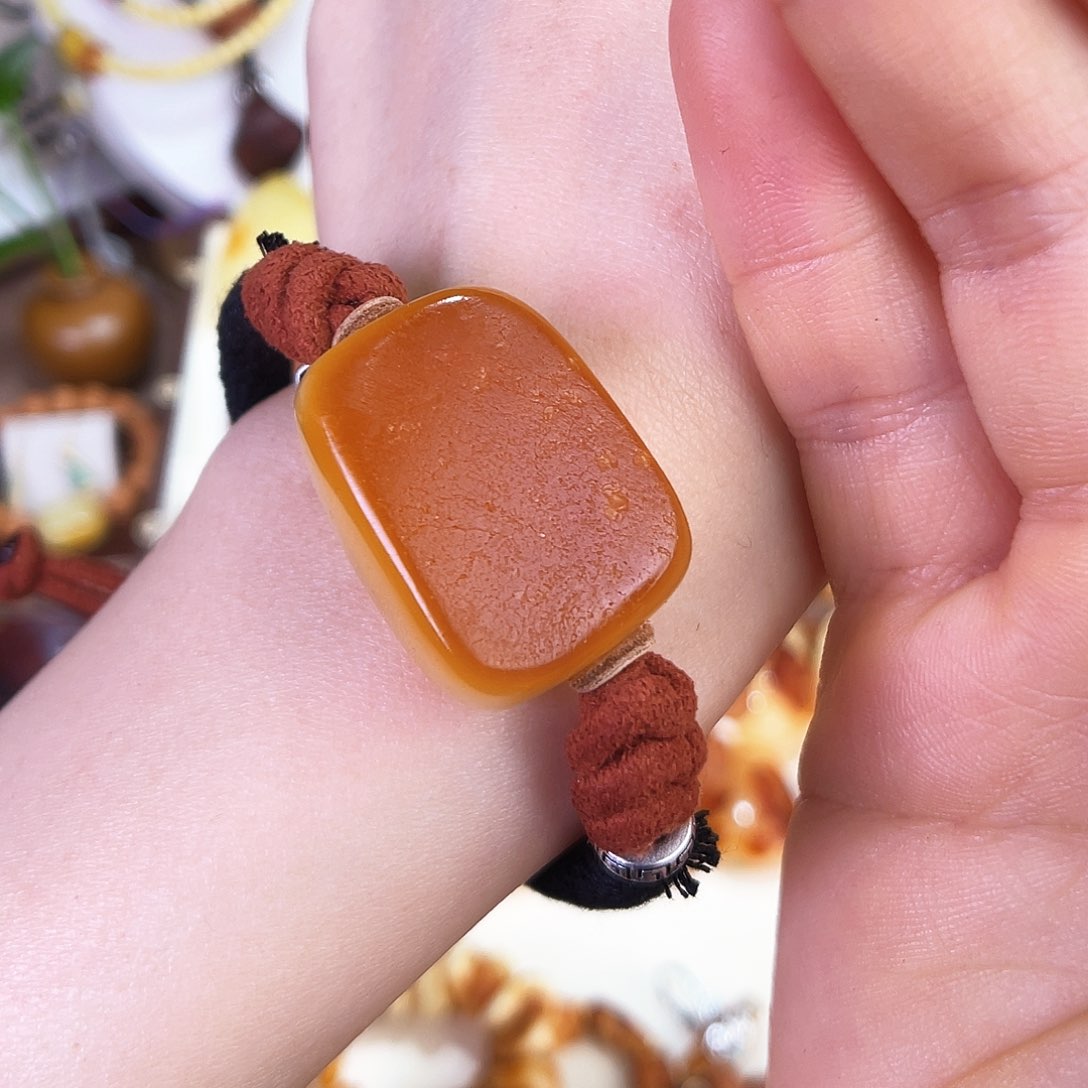 琥珀珠宝奇石未镶嵌。