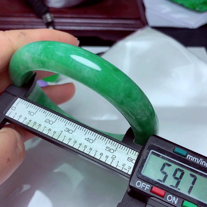 翡翠手镯未镶嵌手镯