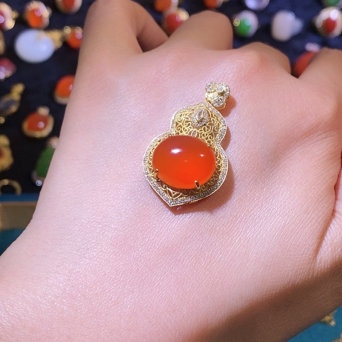 南红玛瑙吊坠(不含链)18K金镶嵌天****师