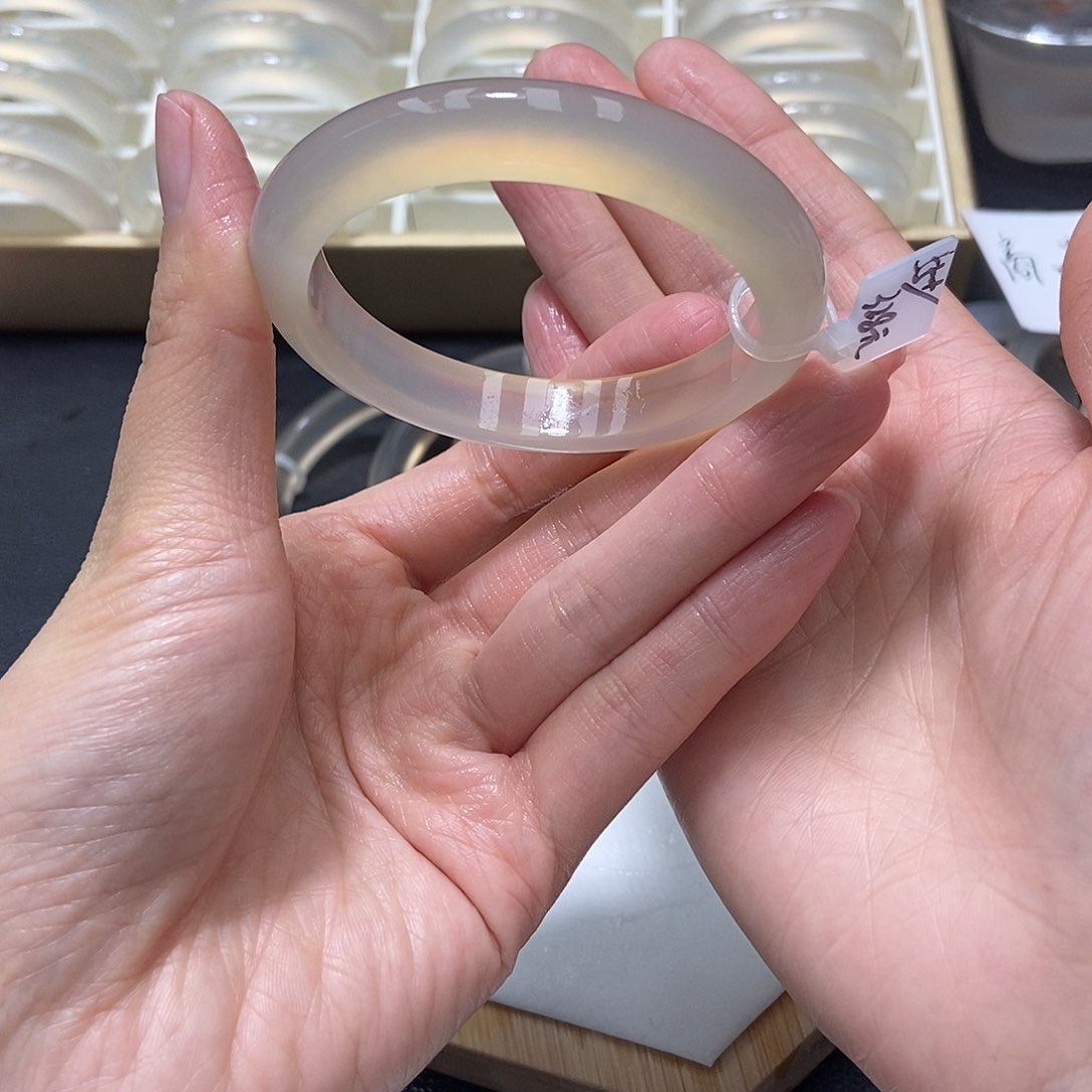 玛瑙/玉髓手镯未镶嵌005号55.5圈口