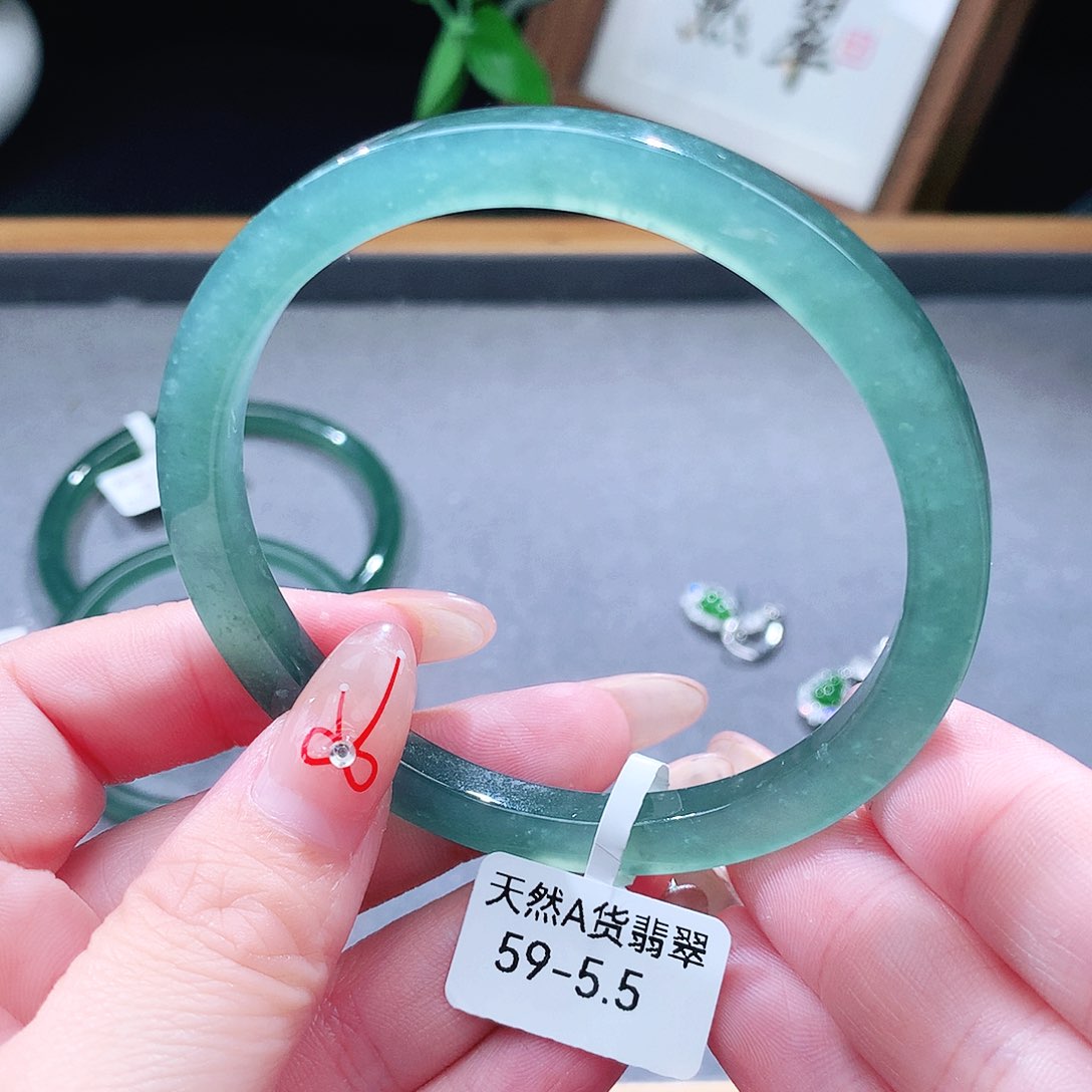 翡翠未镶嵌手镯（圆镯）