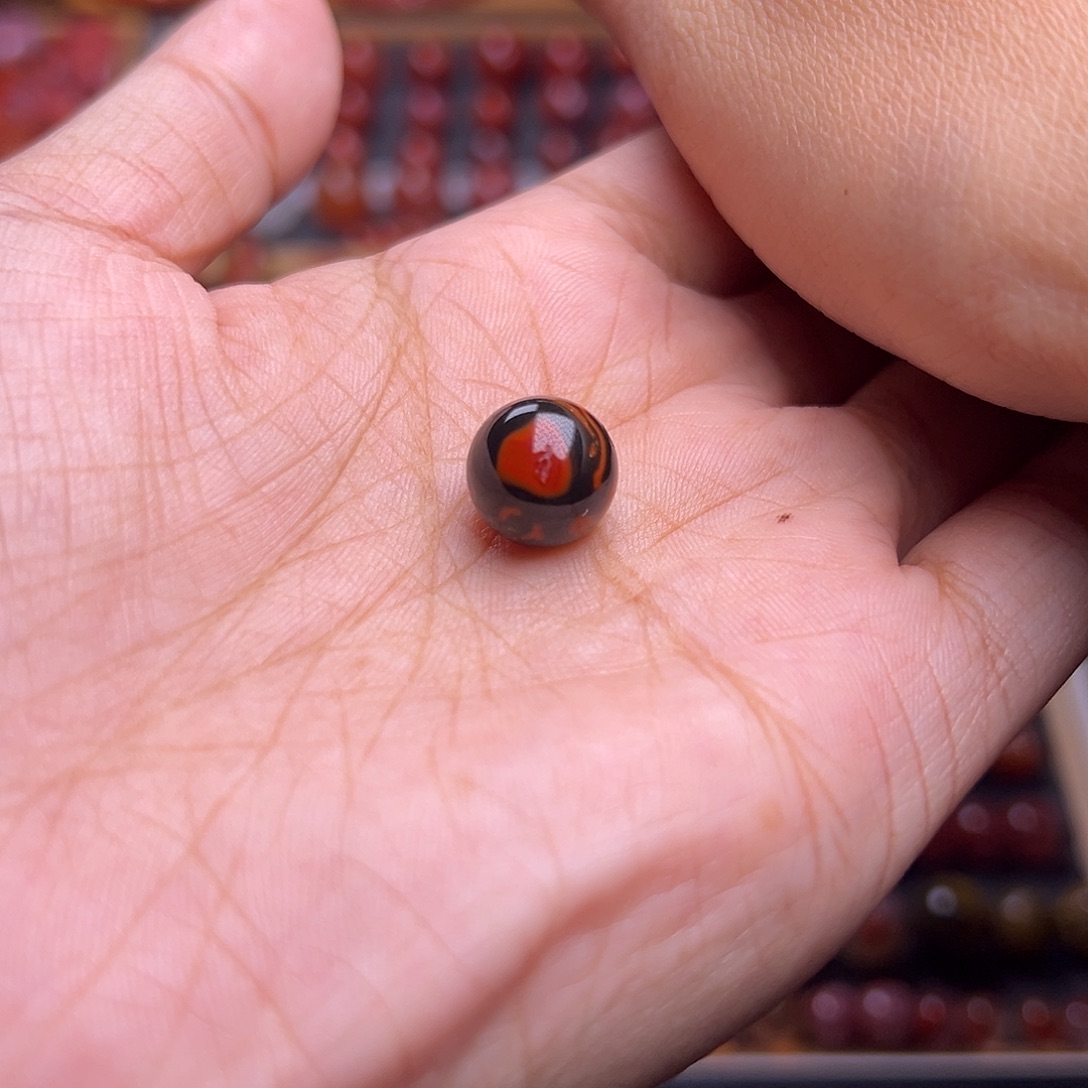 首***指玛瑙/玉髓未镶嵌珠宝奇石特色包浆圆珠