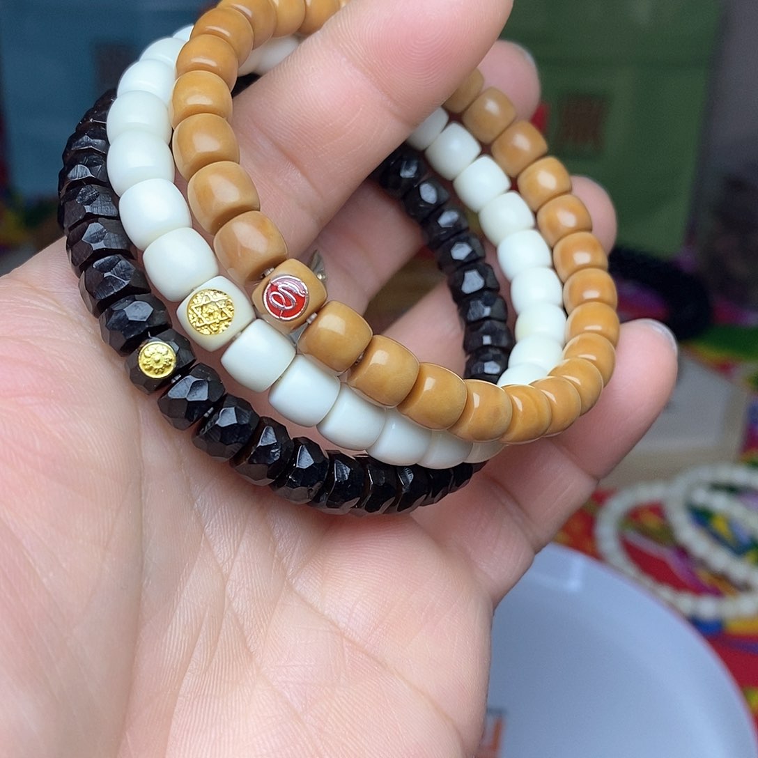 椰蒂吊坠叠代三件红蛇