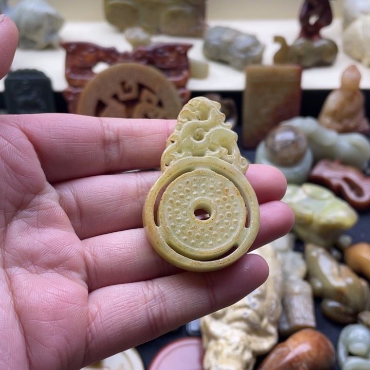 蛇纹石玉未镶嵌颈饰1