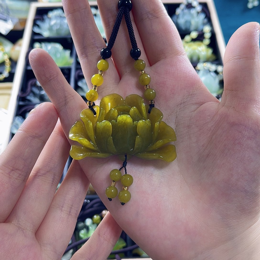 蛇纹石玉颈饰合金