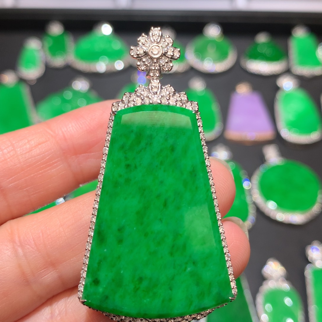 翡翠颈饰18K金镶嵌翡翠