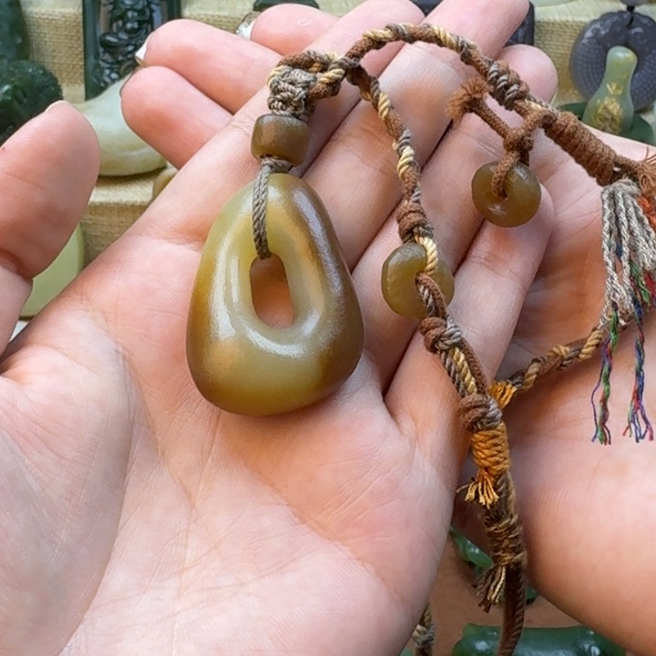 花***姐和田玉未镶嵌颈饰