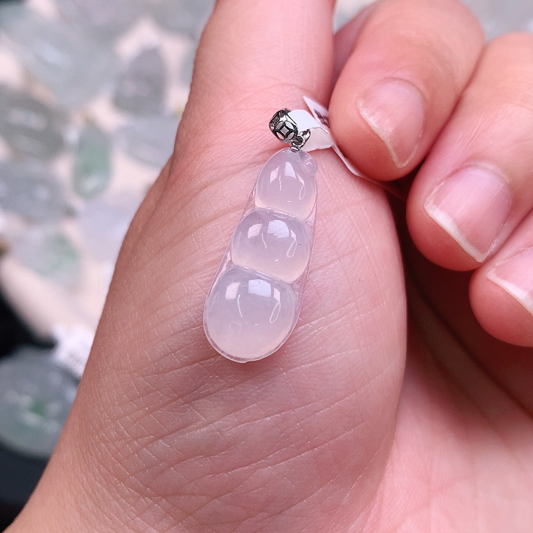 翡翠颈饰18K金镶嵌冰胶豆子