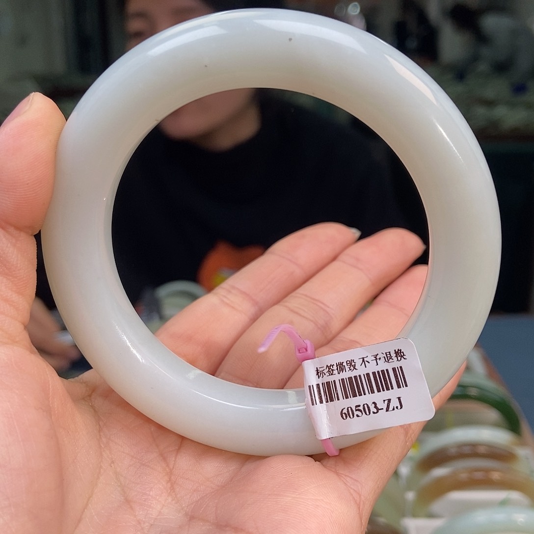 和田玉手镯未镶嵌俄白