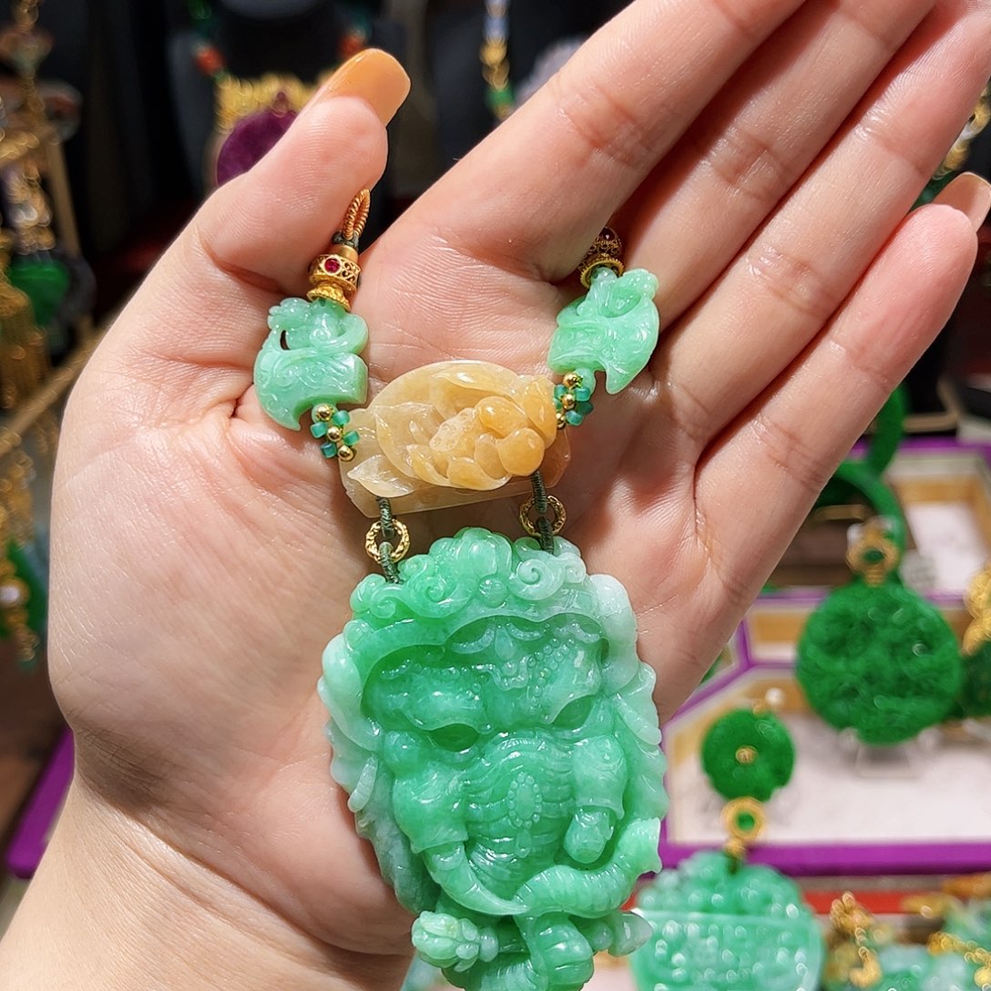 【闪购商品】翡翠吊坠(赠链)未镶嵌象神