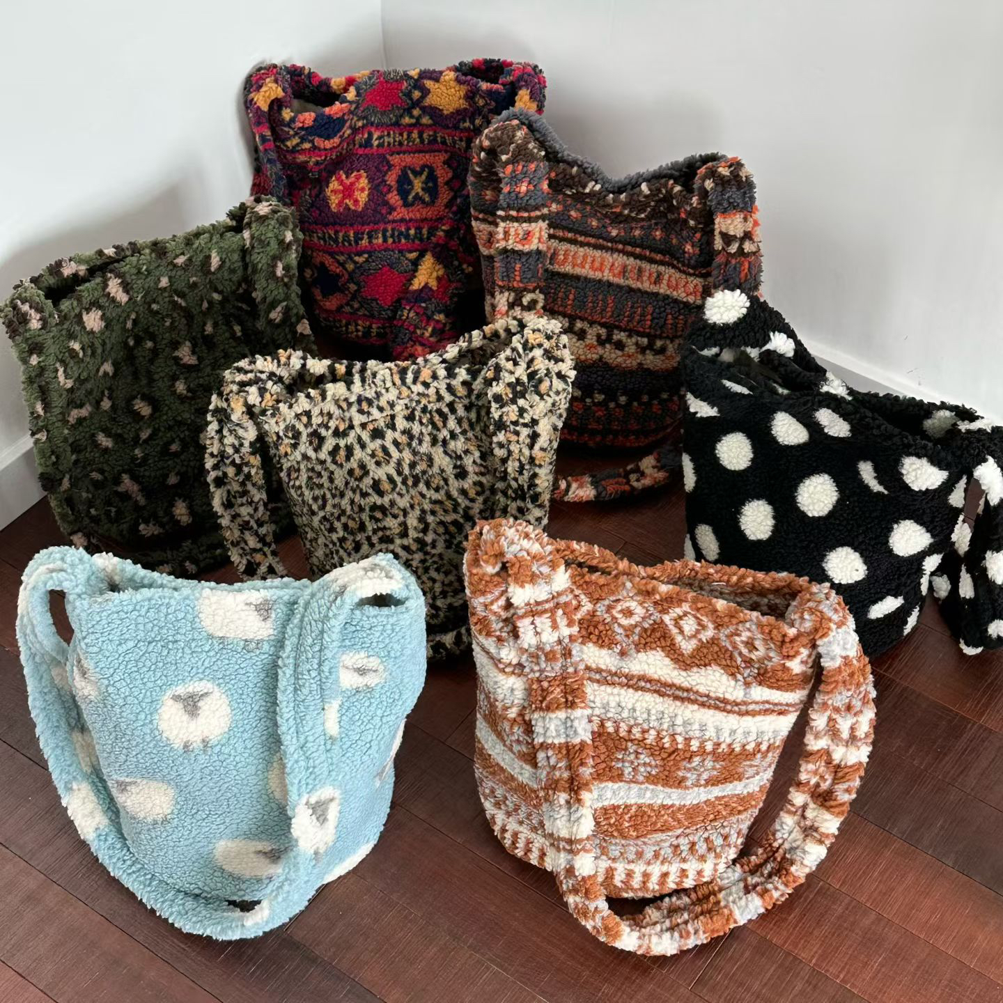 2025秋冬韩版民族风水桶包大学生通勤包ins慵懒毛呢大容量斜挎包