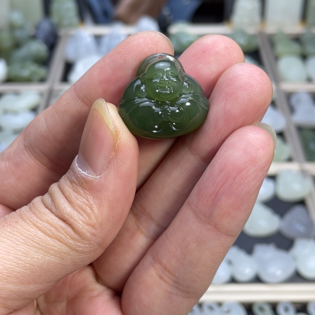 和田玉颈饰未镶嵌抱抱佛挂件