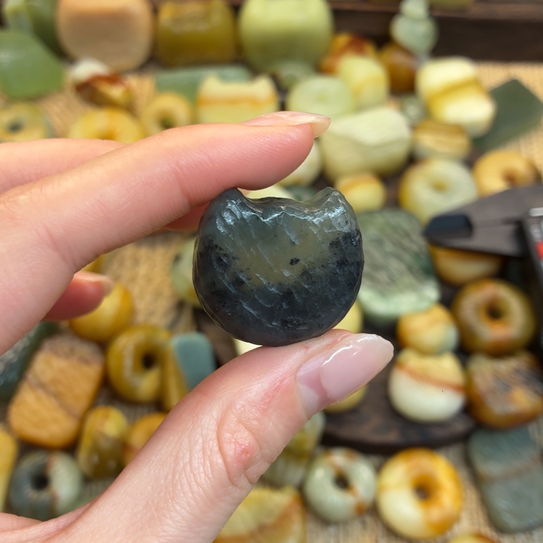 ，***蛇纹石玉未镶嵌颈饰