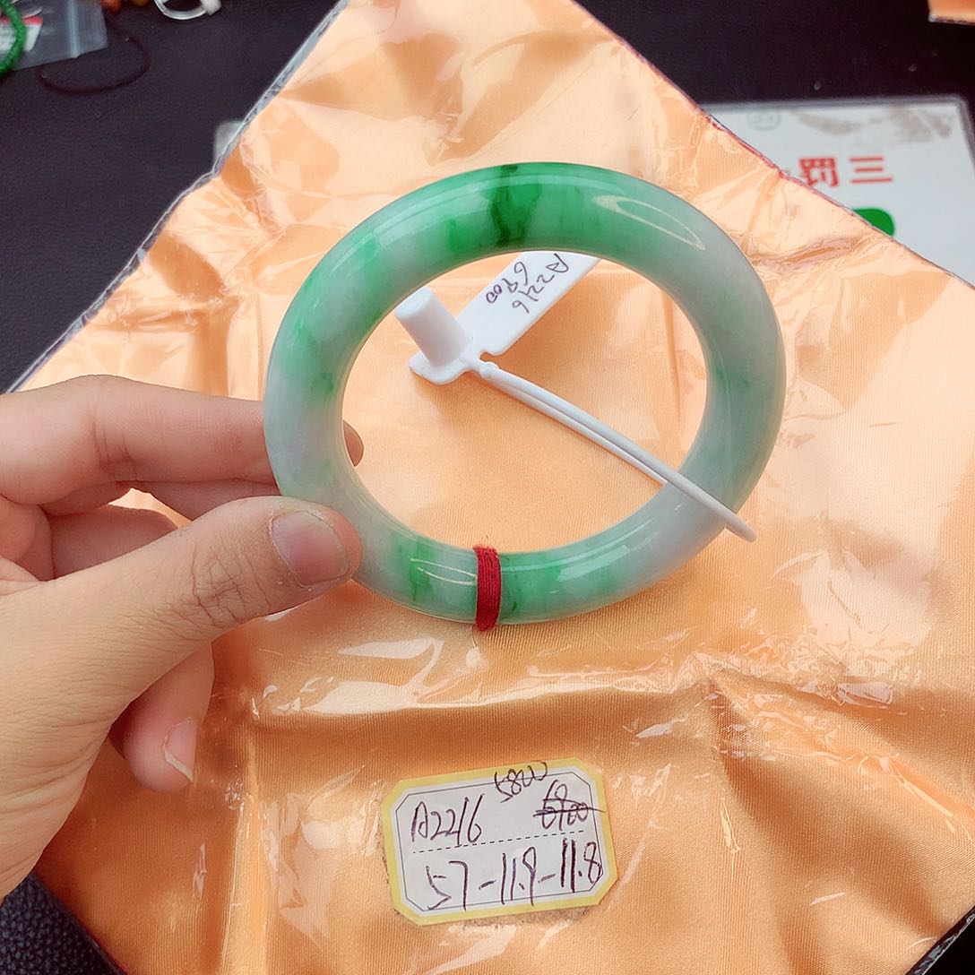 翡翠手镯未镶嵌翡翠