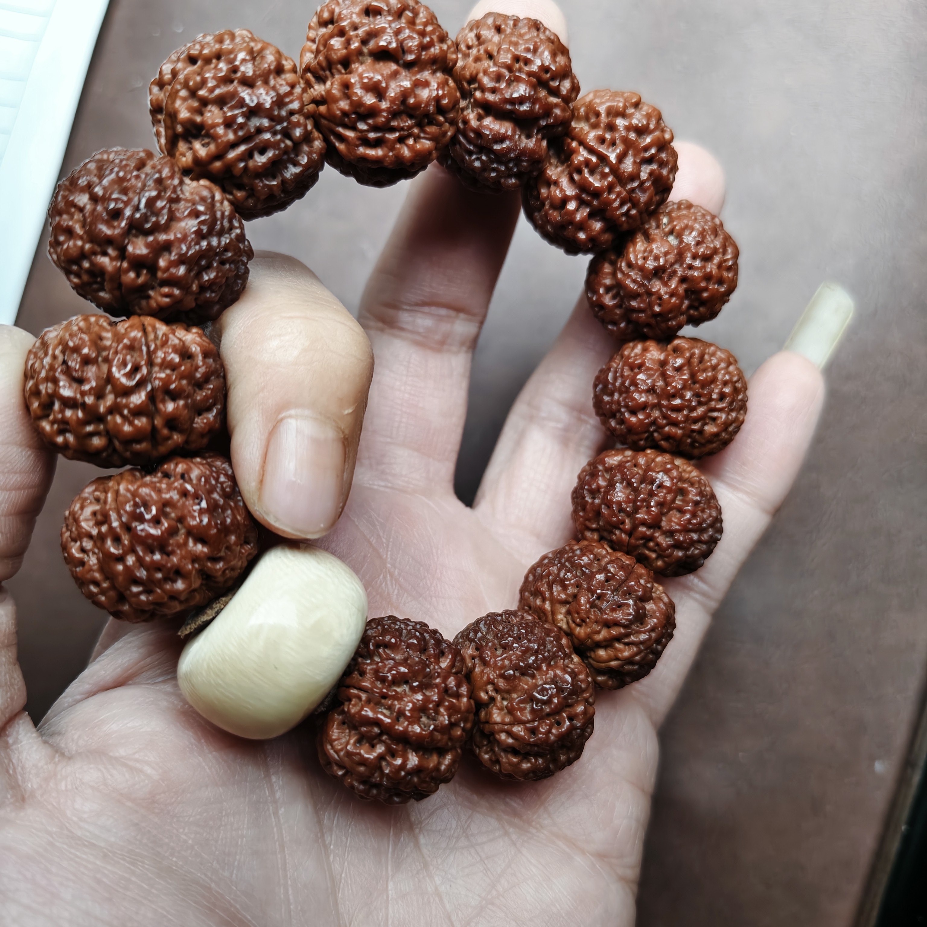 尼泊尔六瓣大金刚菩提纯手盘包浆男士文玩手串，佩戴时尚大方