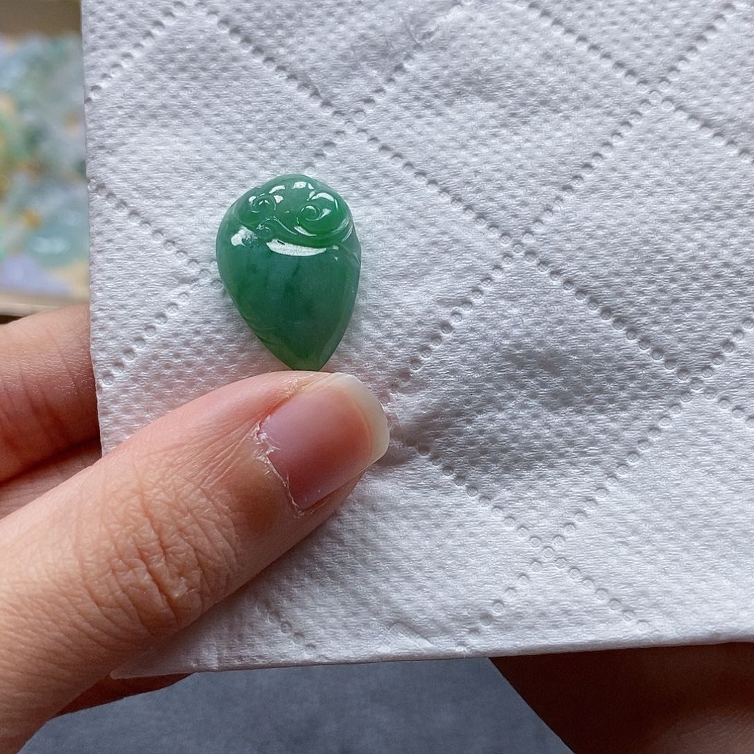 翡翠颈饰未镶嵌闪