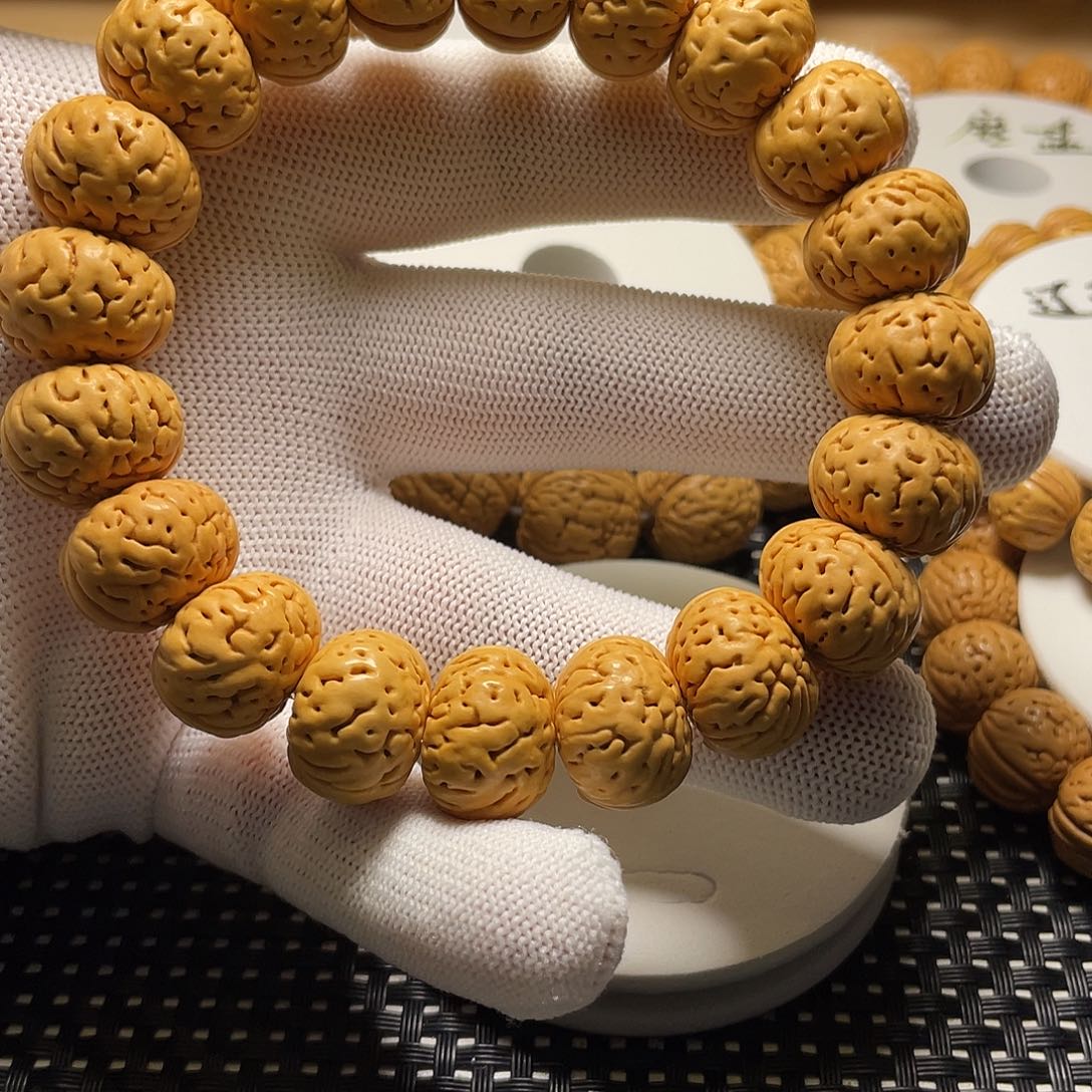 嘉***岗桃木纽扣桃核，皮质好，密度大