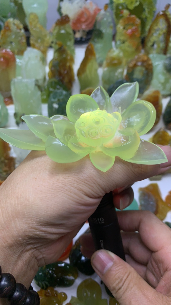 莲花香插， 岫玉精心雕刻而成，居家小摆件