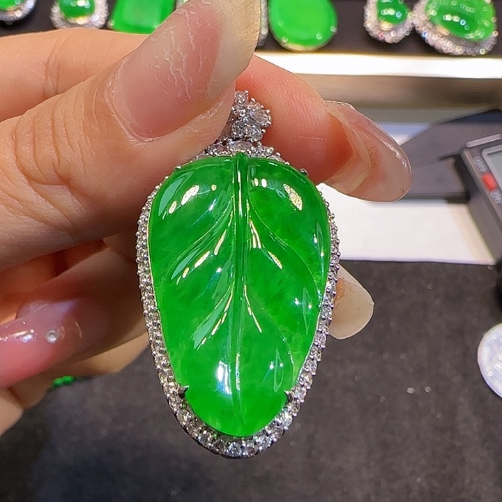 L***J翡翠18K金镶嵌颈饰树叶