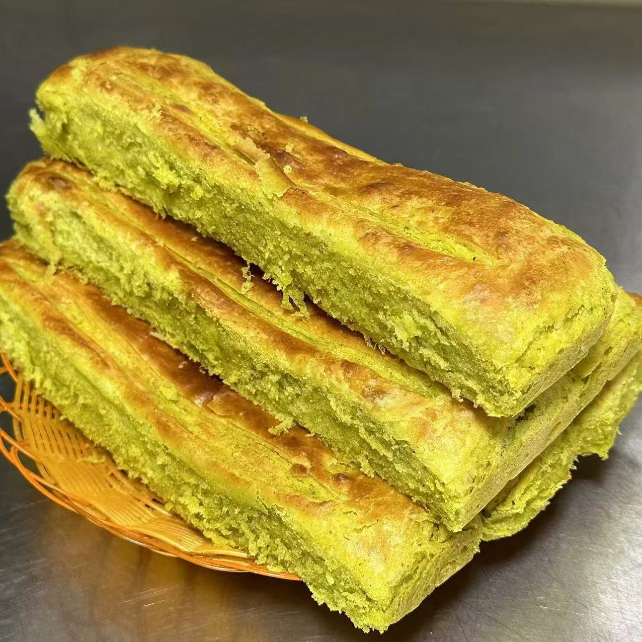 西北清真美食临夏手工牛舌饼玫瑰甜味与香豆咸味口味独特