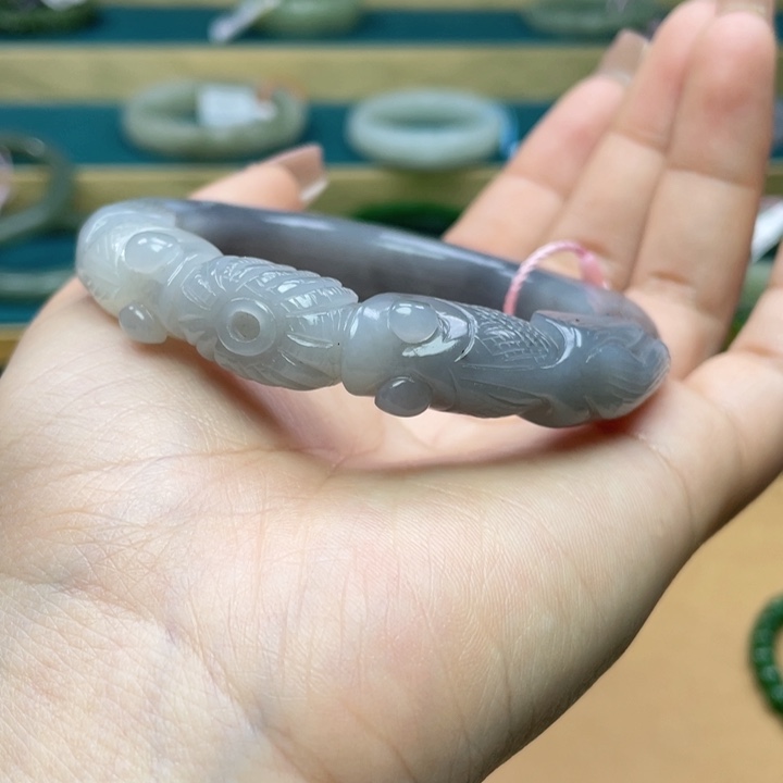 和田玉手镯57圈口。编号69未镶嵌