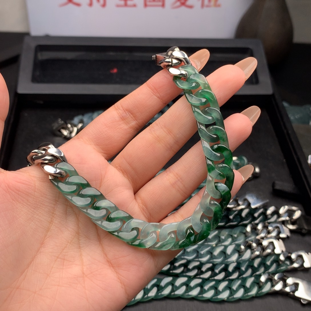 v***o翡翠未镶嵌手链00003