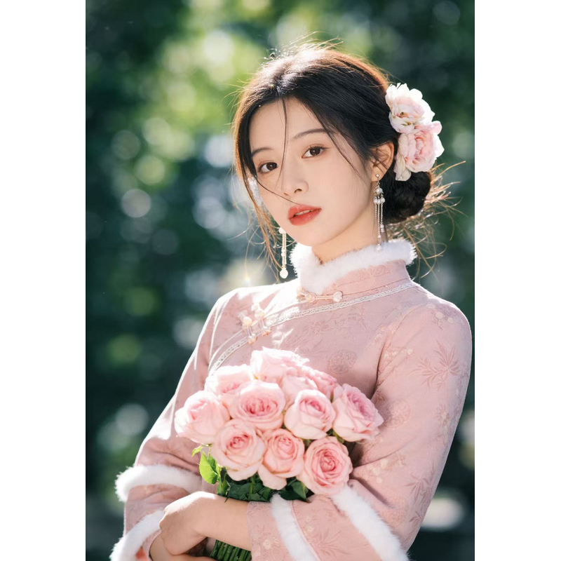 1517 粉色   宽边  【黄色小花】刺绣 暗纹   竹叶   毛领 旗袍