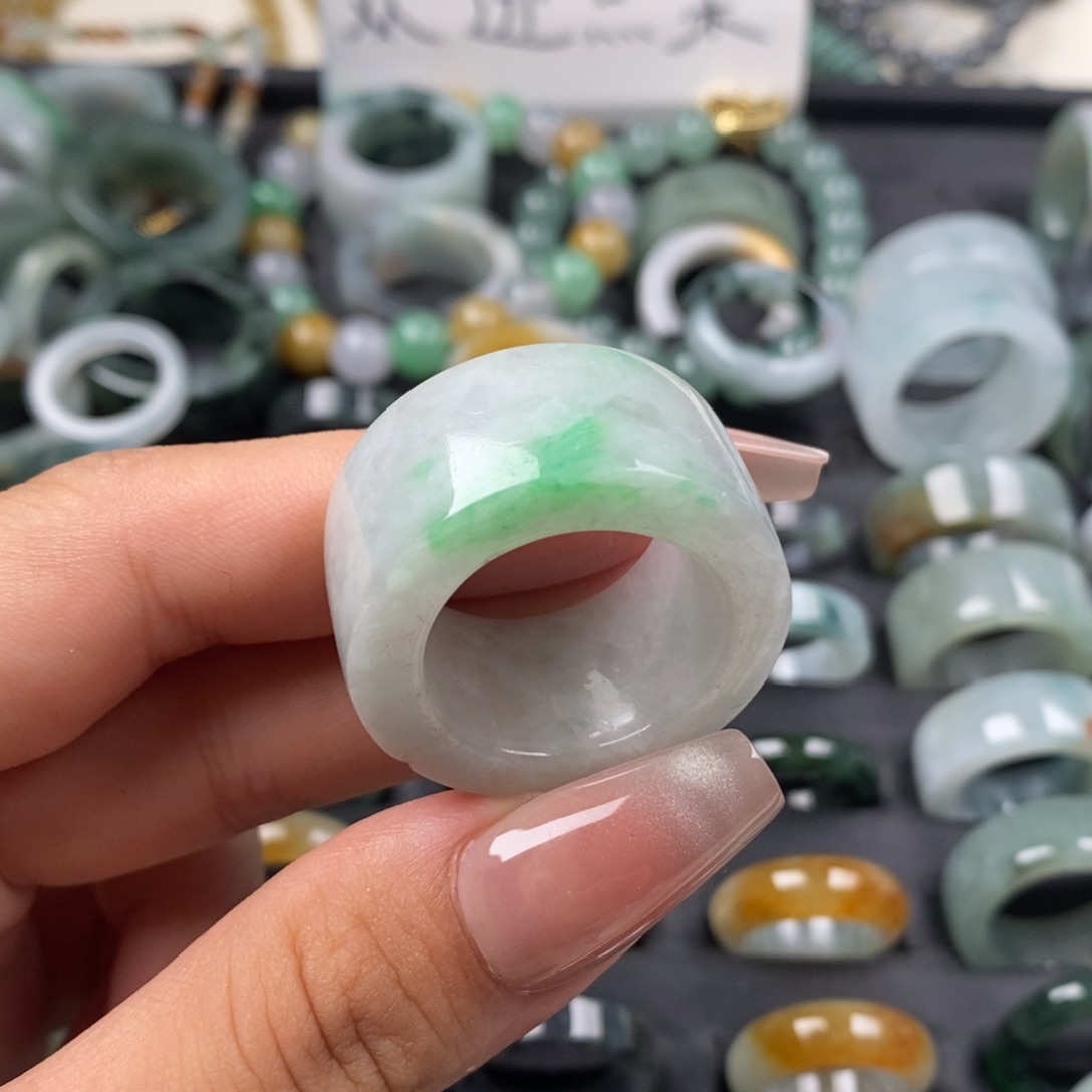 翡翠戒指未镶嵌翡翠