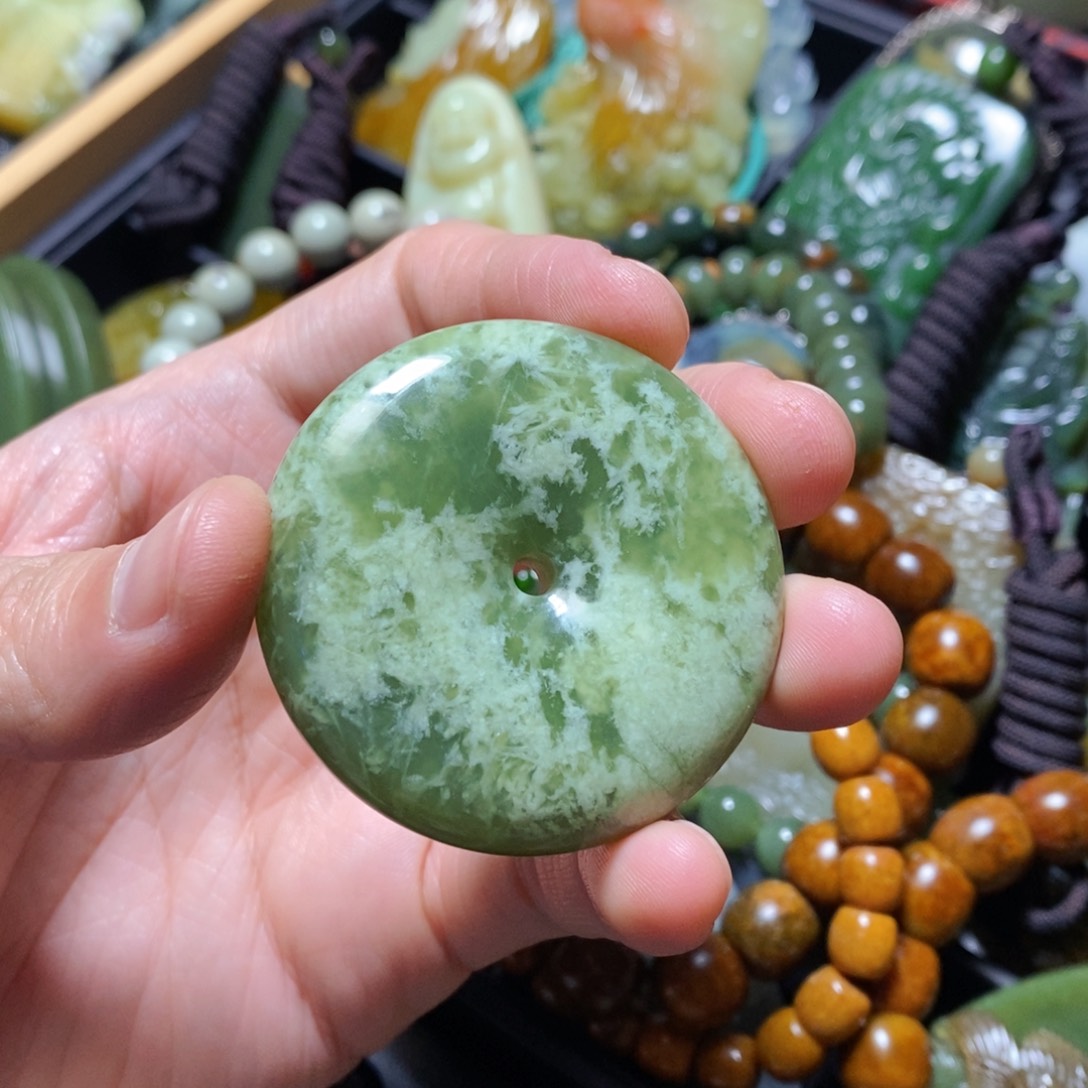 蛇纹石玉未镶嵌颈饰