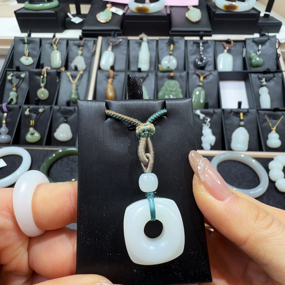 和田玉未镶嵌吊坠(赠链)