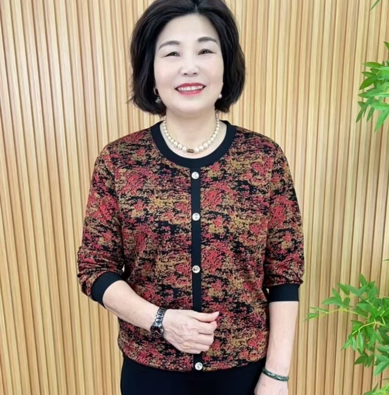 常规时尚圆领长袖薄款中老年女装印花女装洋气英伦风V2611