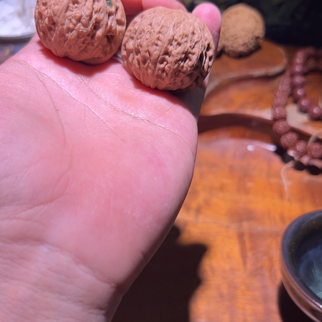 深***夜文玩核桃吊坠38铁锤，就看的那瑕疵，其余没问题