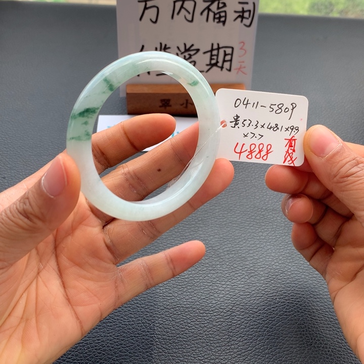 翡翠手镯未镶嵌翡翠手镯