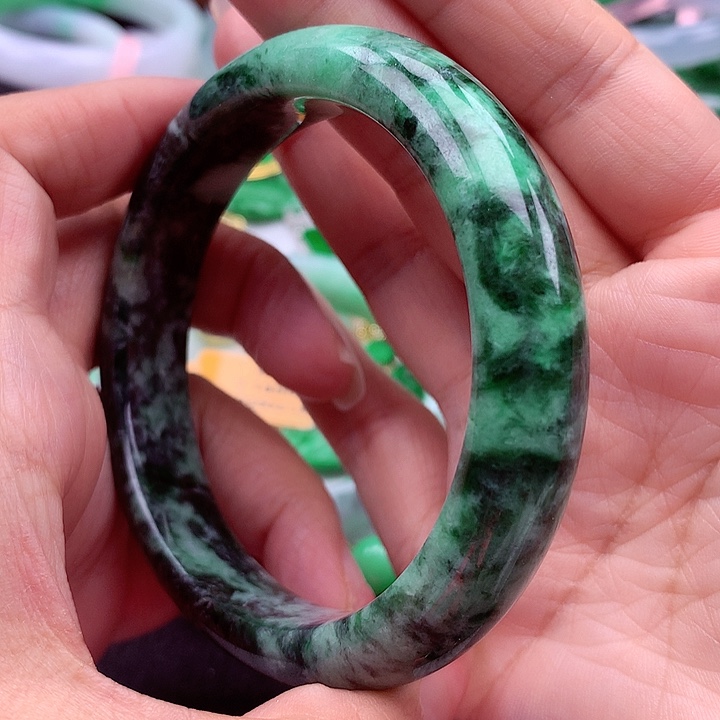 翡翠手镯未镶嵌翡翠