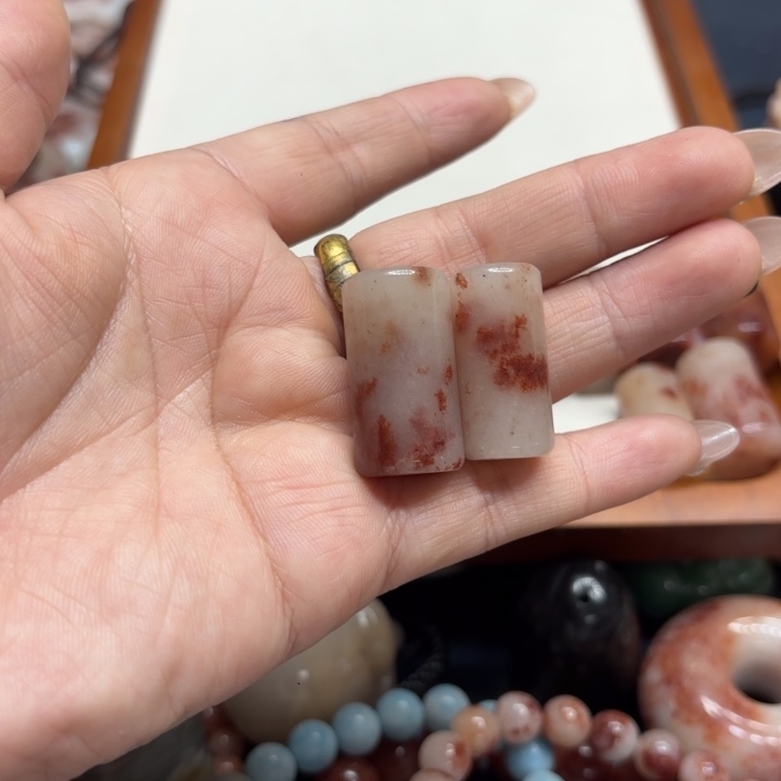 雪****石英质玉未镶嵌手镯