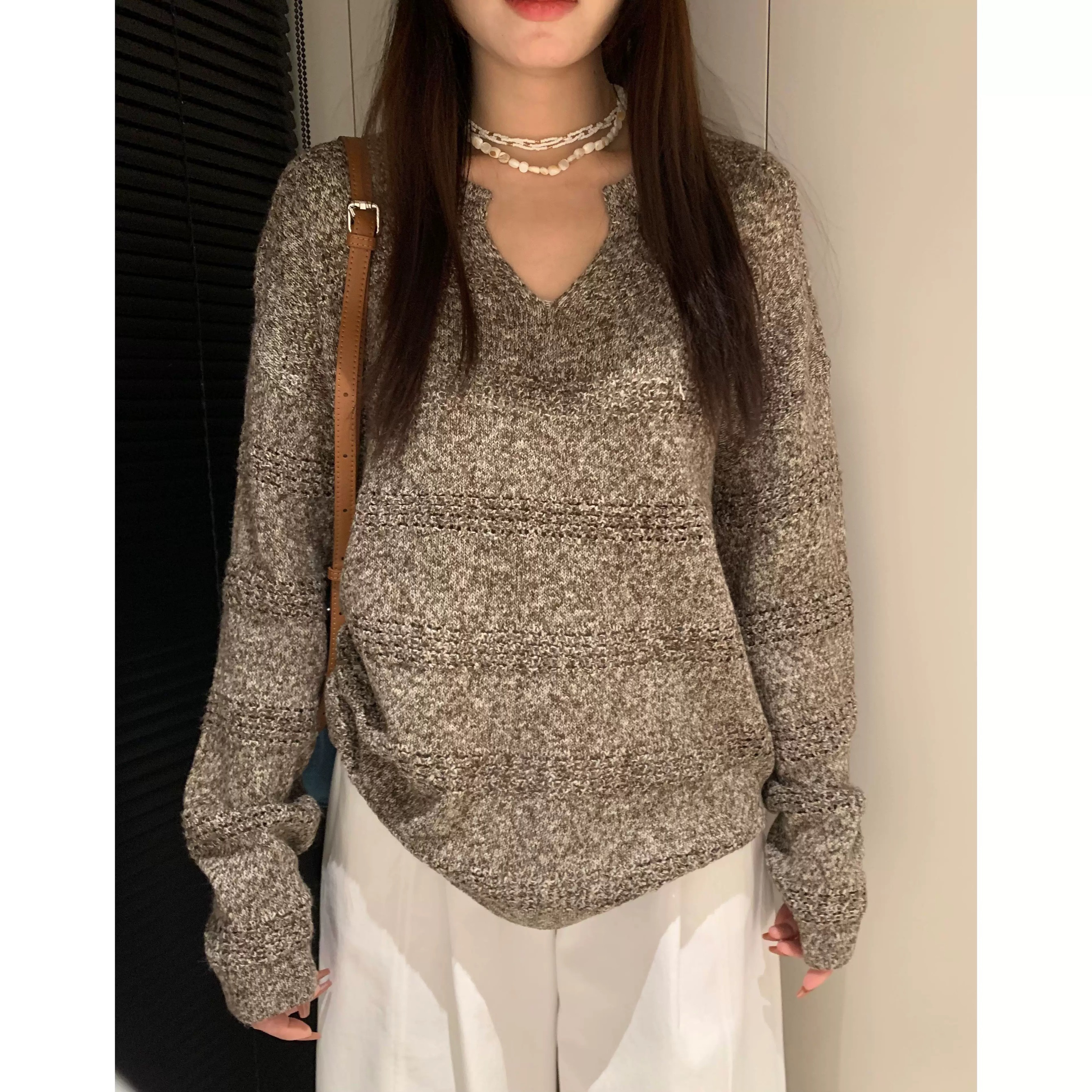 慵懒风开叉V领镂空设计面料舒服宽松显瘦款针织衫