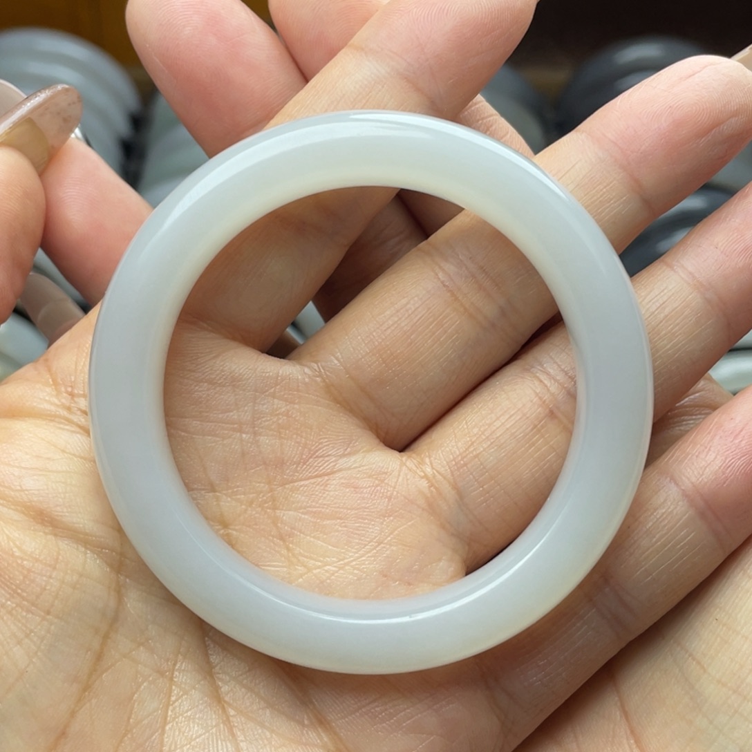 成***发和田玉未镶嵌手镯有微瑕