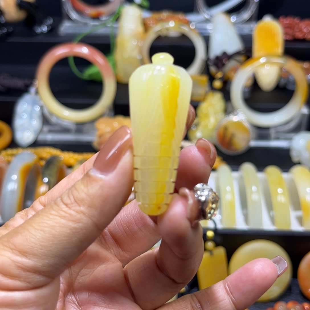 石英质玉（黄龙玉）未镶嵌颈饰