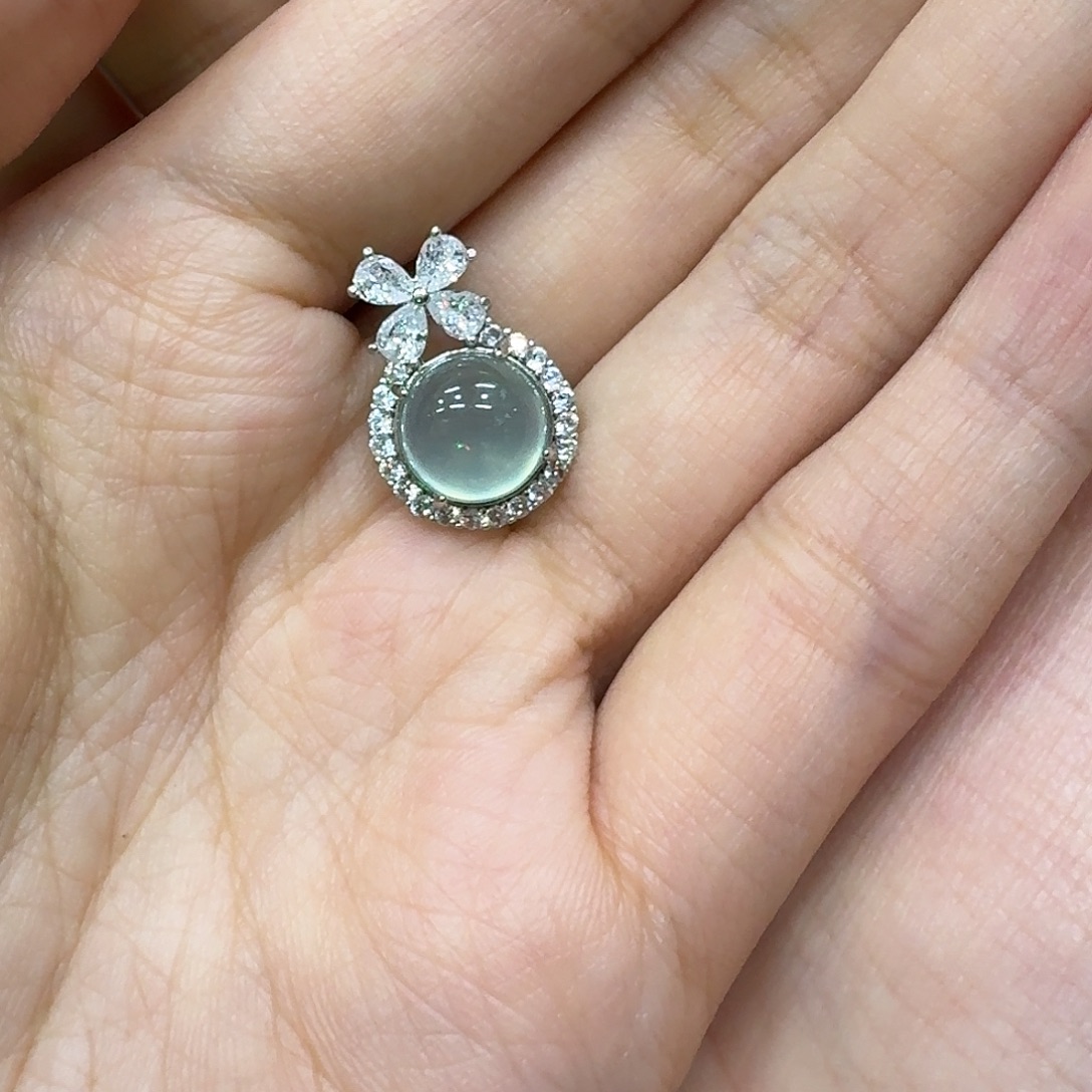 脸***了蛇纹石玉未镶嵌颈饰