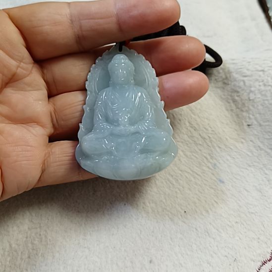 翡翠颈饰未镶嵌灯**下