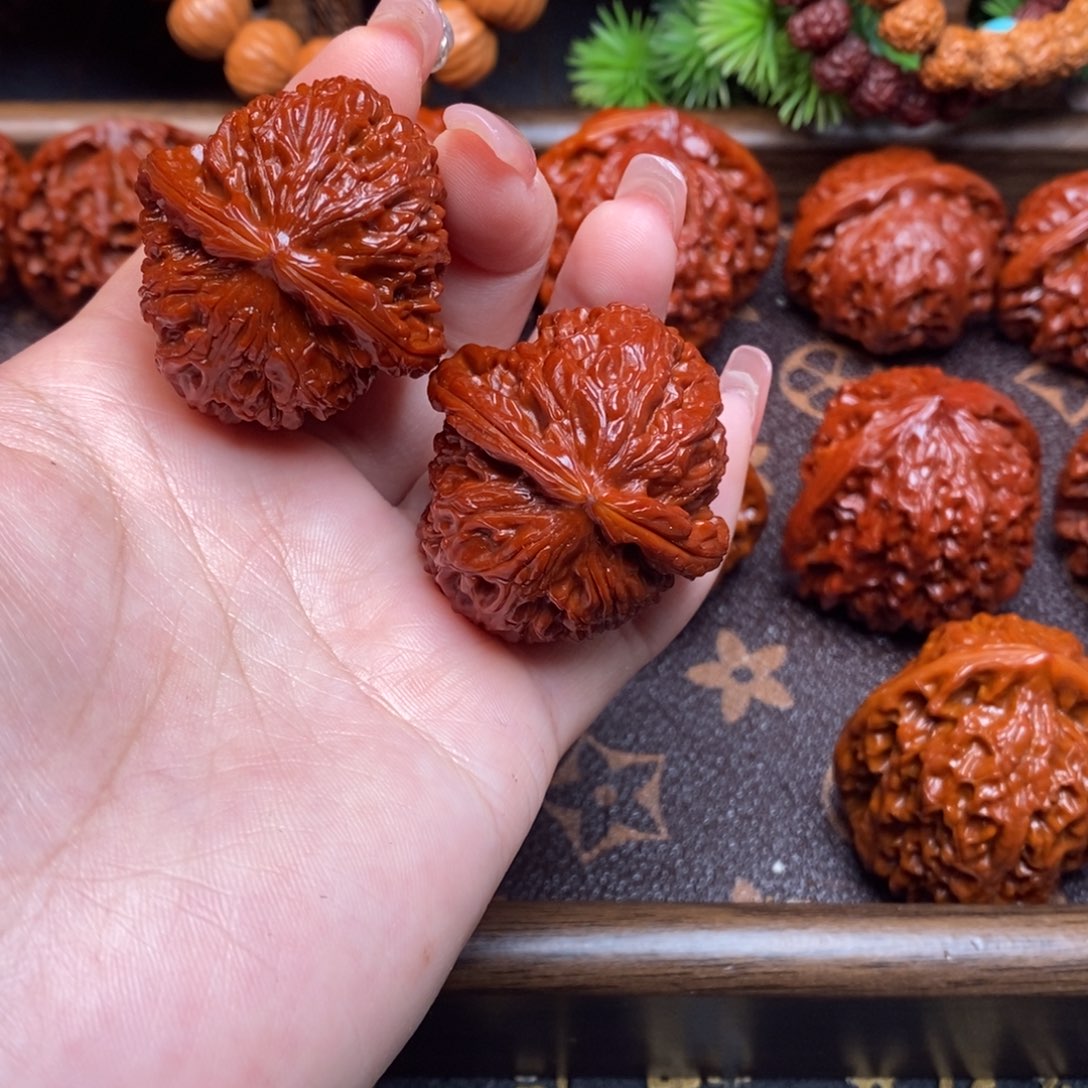 文玩核桃吊坠白狮子