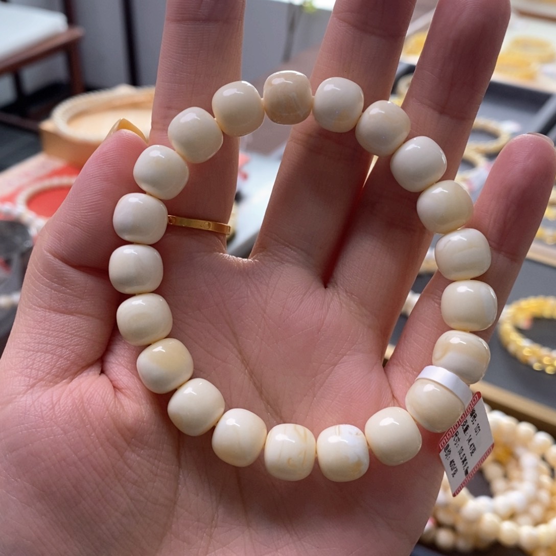 琥珀裸石未镶嵌月*三10.5✖️9.9瓷白老型手串