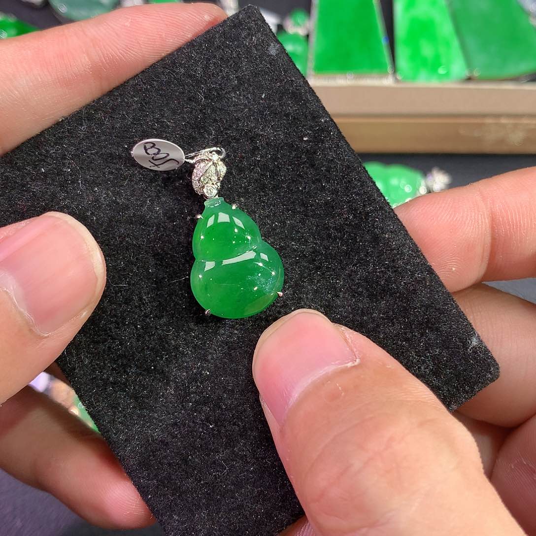翡翠吊坠(赠链)18K金镶嵌