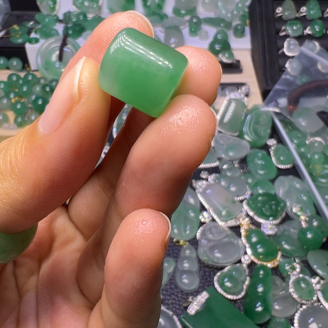 黄***树石英质玉（非洲翠）未镶嵌颈饰