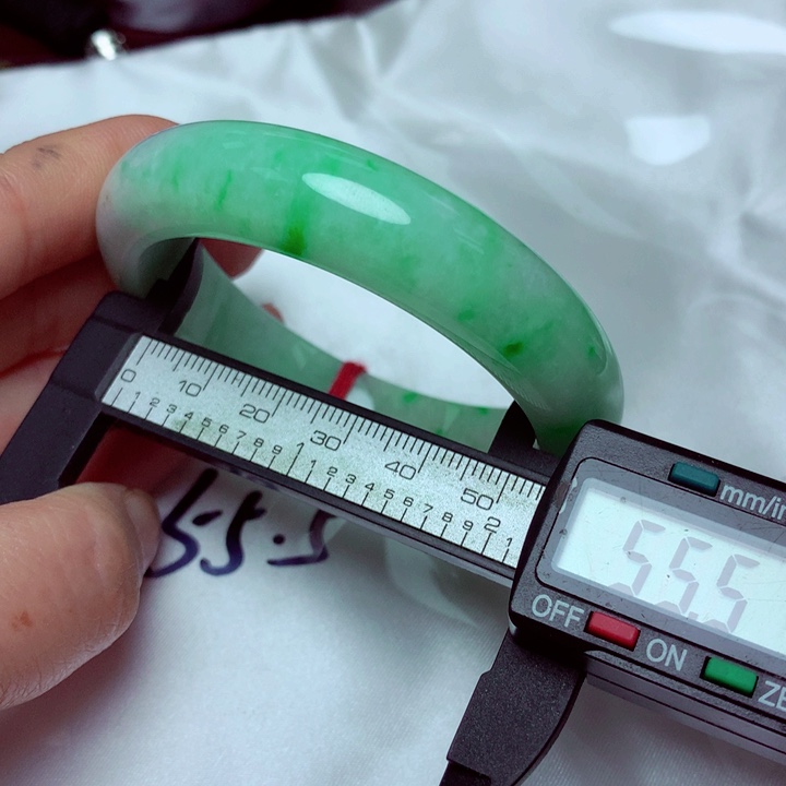 翡翠手镯未镶嵌手镯