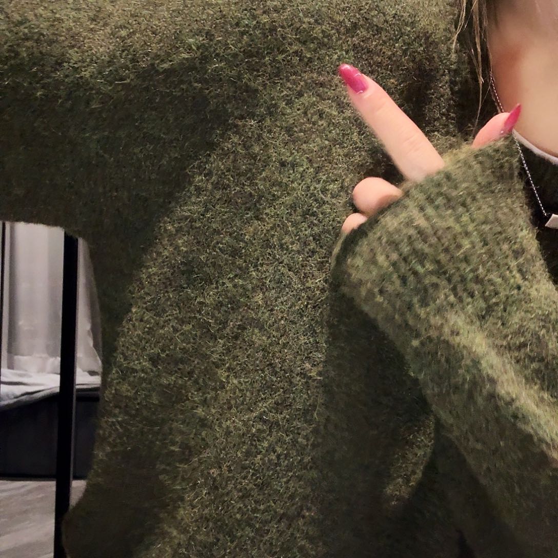 苔藓绿纱线毛衣上衣