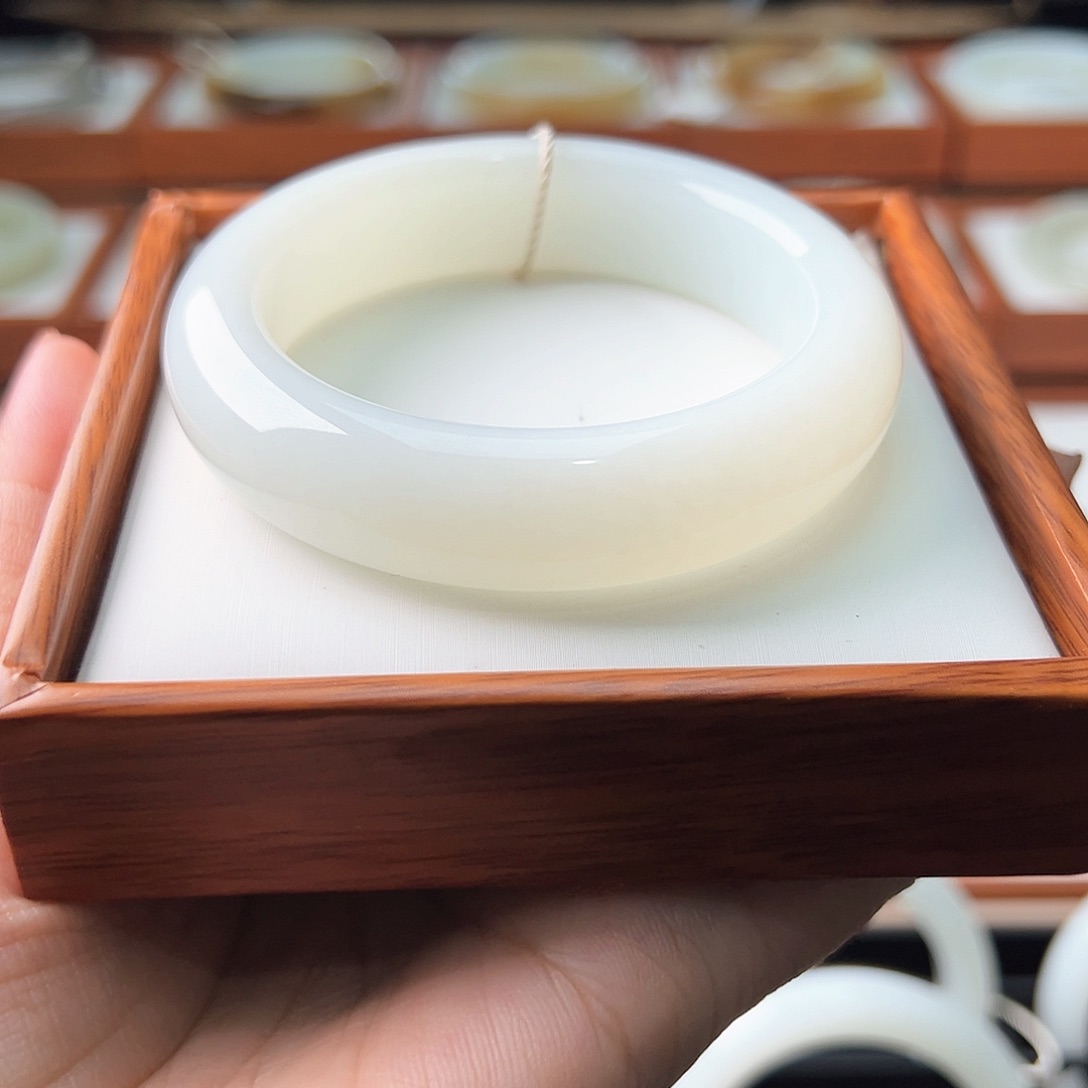 和田玉手镯未镶嵌57